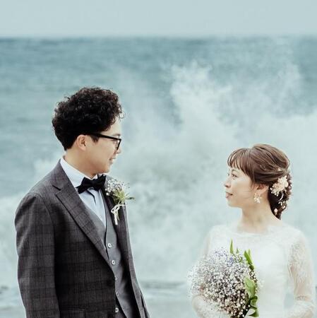 「波が荒れてて『仁義なき戦い』みたい」結婚写真が話題「どんな荒波も乗り越えていけそう」