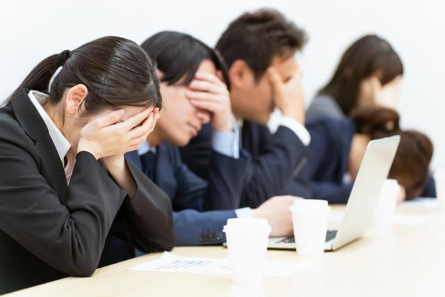 賃上げがなく、苦しい経済状況に頭を抱えることも　※画像はイメージです（buritora/stock.adobe.com/）