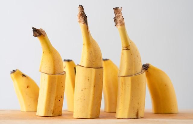 素手で「バナナ」を切るサバイバル術が話題※画像はイメージです（tsutenkakuboys2/stock.adobe.com）
