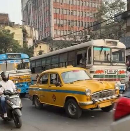 インドで走るタクシーを捉えた一枚（木村剛士さん提供）