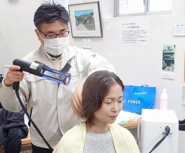 【洗髪の様子】この状態で髪は濡れるのに衣服は濡れない（画像提供：株式会社ティ.アイ.プロス）