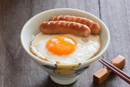 養鶏農家が伝授！毎日食べても飽きない！「鶏さん、ありがとう」白身カリッ×黄身とろっの究極目玉焼き丼のコツ