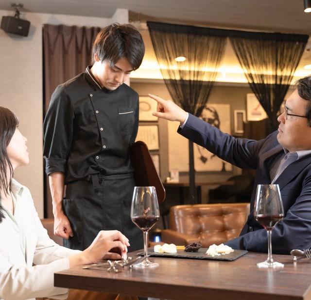 必要以上に怒り、クレームをアルバイトにぶつける客…　※画像はイメージです（rrice/stock.adobe.com）
