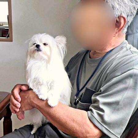 「おじいちゃんなんて知らんぷり」だった犬　仕方なくおやつをもらうと…くるっと回転＆キラキラ笑顔に！ 喜び爆発の姿に「かわいすぎて涙出た」