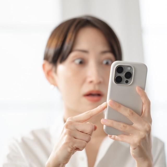 知らない人がいきなり私の個人情報を晒し始めた…　※画像はイメージです（Peak River/stock.adobe.com）