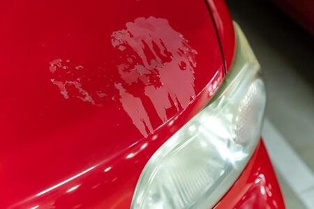 ボディの塗装が劣化したら…(naka/stock.adobe.com)