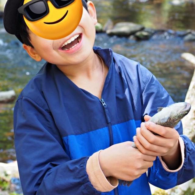 釣った魚を手に、にっこり笑う息子さん（画像提供：ともさん）