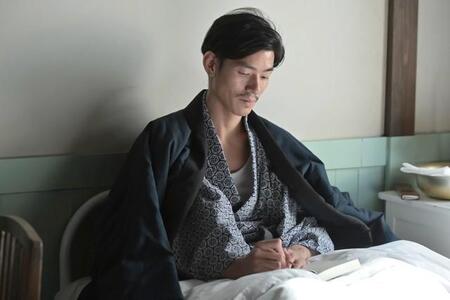 病床でのぶに手紙を書く次郎　(C)NHK