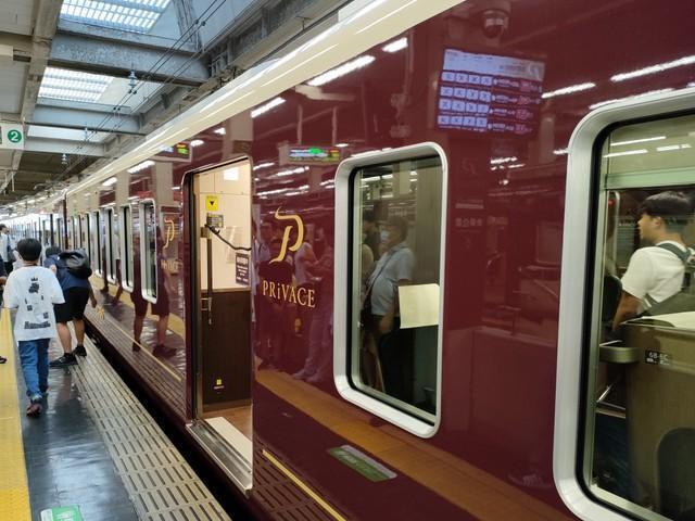 京都線の特急系種別に連結されている「PRiVACE」