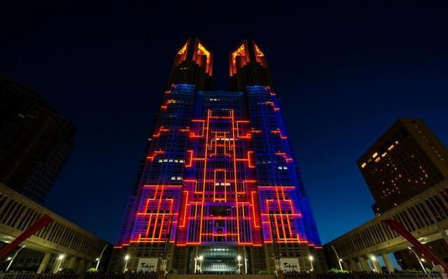 東京都庁のプロジェクションマッピング（2024年5月撮影・picture cells - stock.adobe.com）