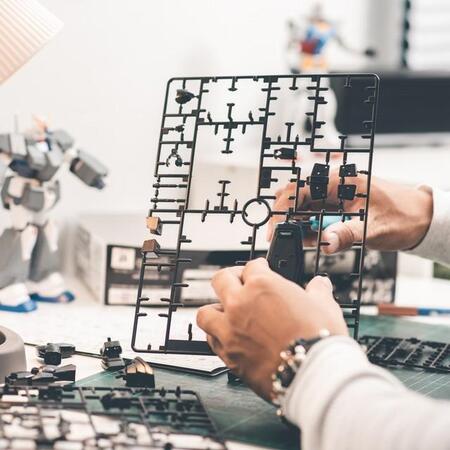 海外出張から戻ったら…高価なコレクションがすべて売られていた夫　「ガラクタだから処分した」妻に激怒　損害賠償を請求できる？【弁護士が解説】