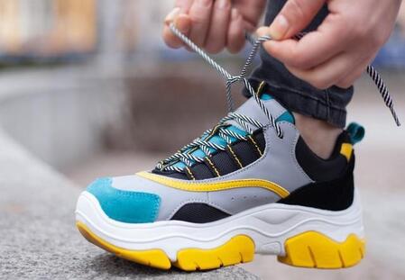 スニーカーの「靴紐」、ほどくのが面倒くさいときに！　“紐の調整”が自由自在に…驚きのライフハック