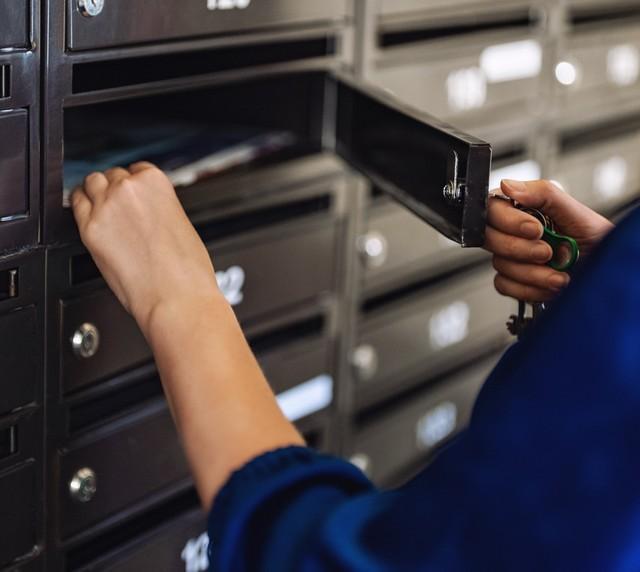 ポストに無理やり詰め込まれる郵便物…　※画像はイメージです（M-Production/stock.adobe.com）