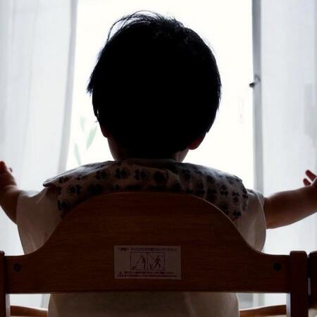 9ヶ月息子のダークな“黒幕”感がすごい！ 両手を広げた不穏な後ろ姿に17万いいね「前世は王様」「神々しいです」