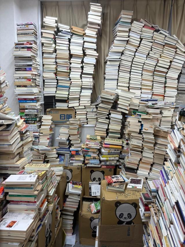 この中からお目当ての本を見つけ出した、だと…！？（画像提供：Asylum Pieceさん）