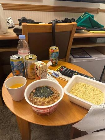 新婚初日イタリアンディナー後…ホテルでカップ麺と缶チューハイ「これが幸せ」「価値観合うって最高」