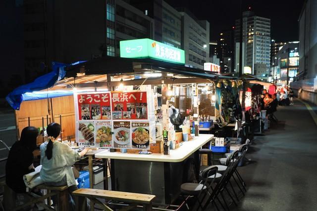 長浜屋台街は２０２３年６月に復活オープン。福岡市地下鉄・赤坂駅から徒歩約１０分