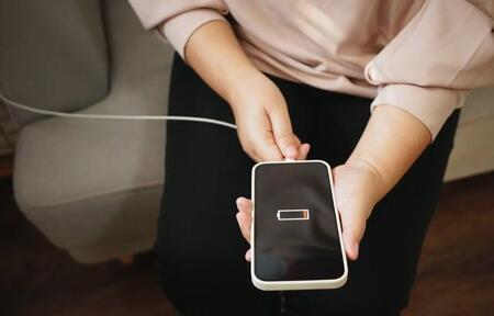 スマホの充電時、操作しててもOK？NG？　家電量販店が教える「正しい使用方法」…やめた方がいことは？