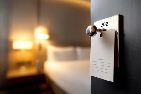 ホテルのドアが、内開きなのに納得! 実は例外のホテルも、その理由とは?