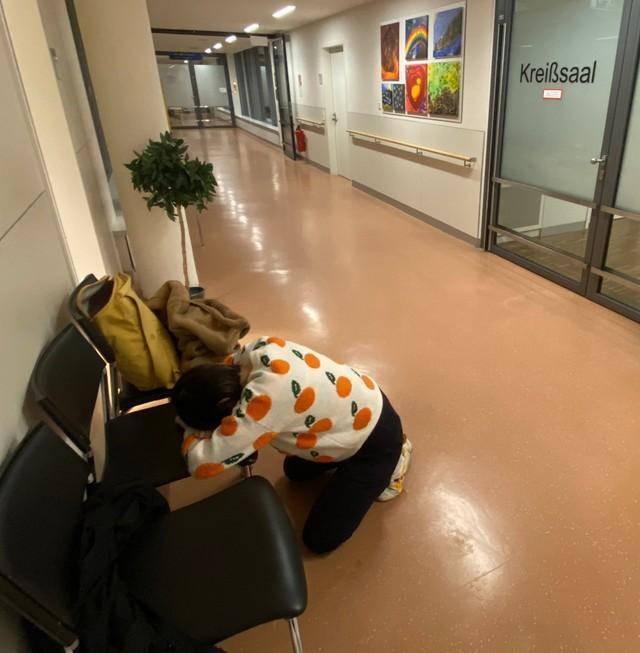 予約したのに分娩部屋の空きがない！？ドイツの病院で陣痛に耐える女性（いずれも提供写真）