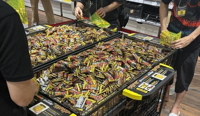 詰め放題コーナー。ブラックサンダーの山！