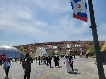 雨天時は要注意！大阪・関西万博の大屋根リングでシャツへの色移りが報告　傘やメガネにも