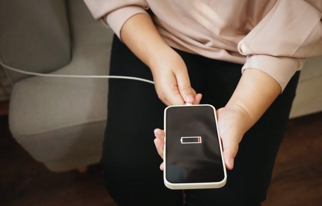 バッテリーは「熱に弱い」ので操作中にスマホが熱くなってきたな…と感じたら、使用をストップ※画像はイメージです（Nanthida/stock.adobe.com）