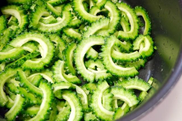 ゴーヤを塩揉みしよう※画像はイメージです（杏菜 筑紫/stock.adobe.com）