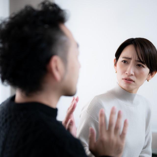 何度も浮気を繰り返す夫…　※画像はイメージです（kapinon/stock.adobe.com）