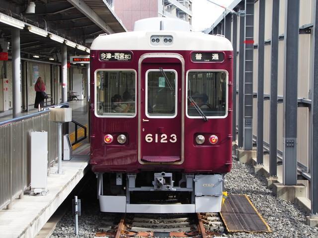 西宮北口～今津間を3両編成の電車が往復する