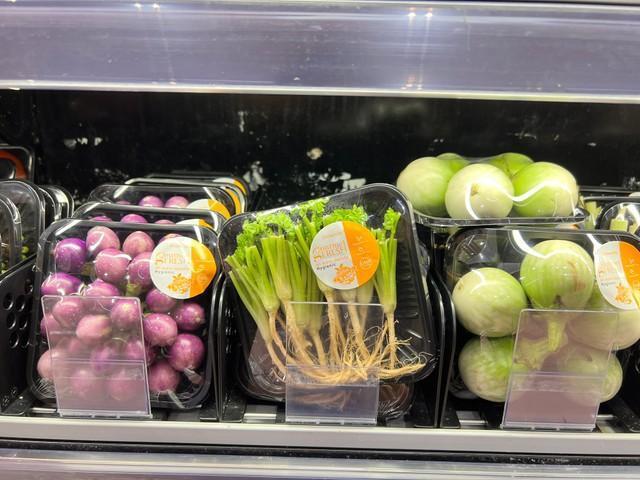 パクチーの根っこだけが売られているタイのスーパー（きく殿さん提供）