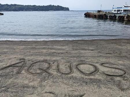 砂浜に大書きされた「AQUOS」…そのこころは？（プレシズさん提供）