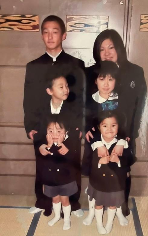 祖父の葬儀に集まった6人のお孫さんたち／Sarryさん（@s_a_r_r_y_555）提供