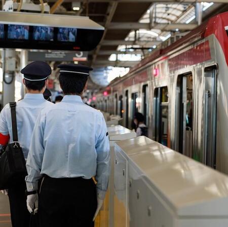 通勤中に見た、電車のドア“こじ開け男”→約5分遅延で、罰金20万円の判例も 弁護士が警鐘「刑事罰や損害賠償の可能性」