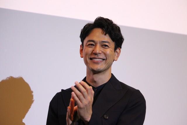 舞台挨拶で笑顔を見せる妻夫木聡さん＝大阪市内、2025年7月4日夜