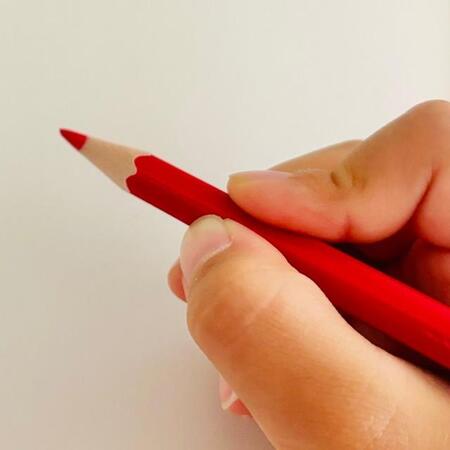 赤鉛筆が…いったいどうしたの？？　※画像はイメージです（78art/stock.adobe.com）