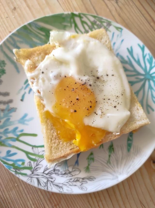 スライスして「目玉焼きパン」に（画像提供：Lisaさん）