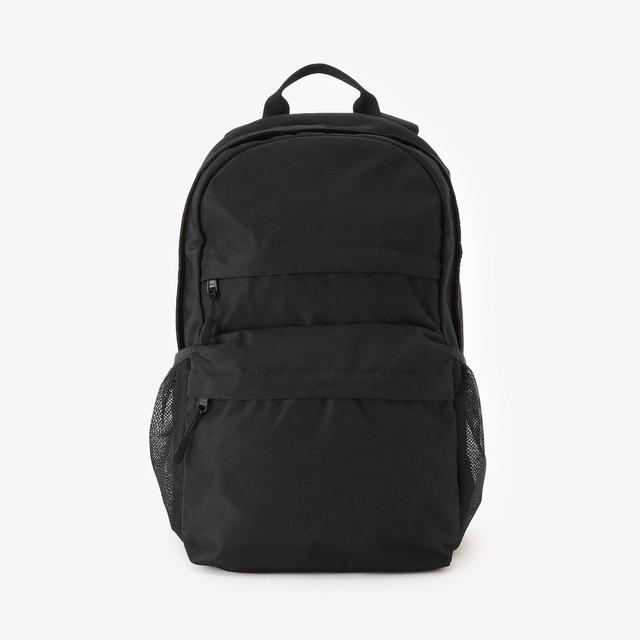 男女問わず使えるように企画された「無重力ファンクションリュック」（アフタヌーンティー・リビング提供）