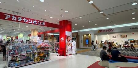 ショッピングモールで「ゆりかごから墓場まで」…これは偶然？　シュールな配置に共感「ショッピングモールは人生」