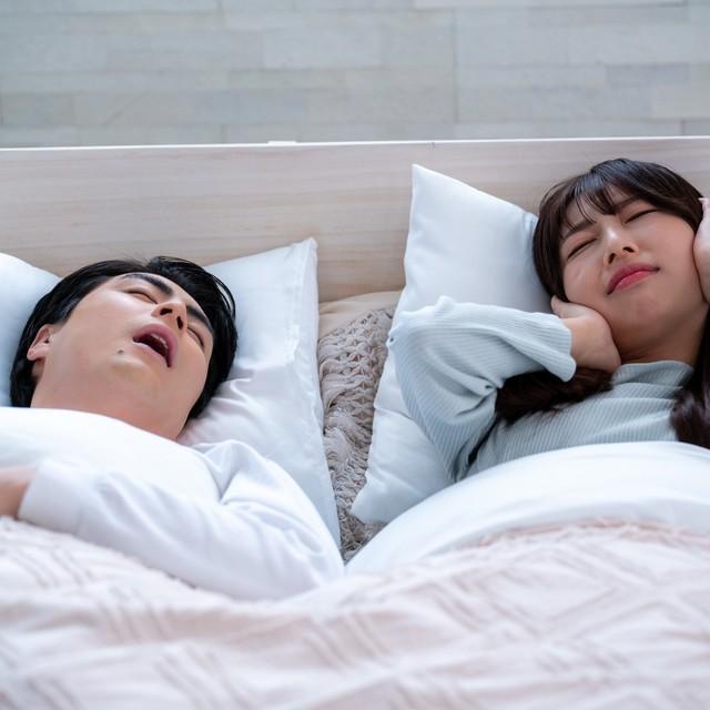 夫はいびき、妻は寝返りでお互い不満…　※画像はイメージです（Yamatatsu/stock.adobe.com）