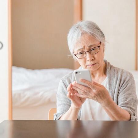 スマホ操作が苦手…この通知タップしていいの？　※画像はイメージです（buritora/stock.adobe.com）
