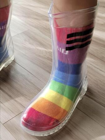 靴下が主役!スケルトン長靴で「見せる足元」に夢中の子どもたち 雨の日が楽しくなる“透明アイテム”に大反響