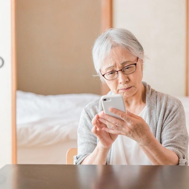 スマホ操作が苦手…この通知タップしていいの？　※画像はイメージです（buritora/stock.adobe.com）