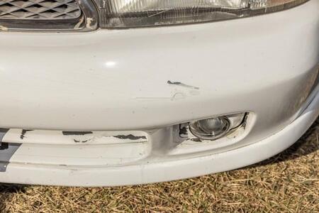 車の塗装が剥がれる原因と対処法　どの程度なら自分で修理できる？【整備士が解説】