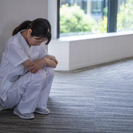 高齢の患者さんに上手く話せない新人が増加　※画像はイメージです（rrice/stock.adobe.com）