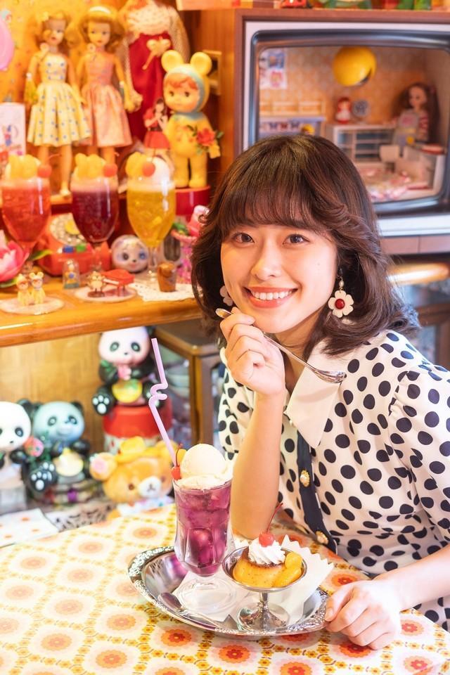 センスあふれる昭和レトロコーデが注目を集める