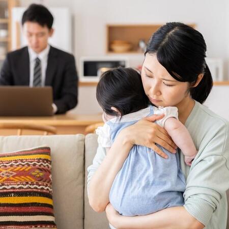 育児と家事でつらいのに夫は飲み会に…　※画像はイメージです（taka/stock.adobe.com）