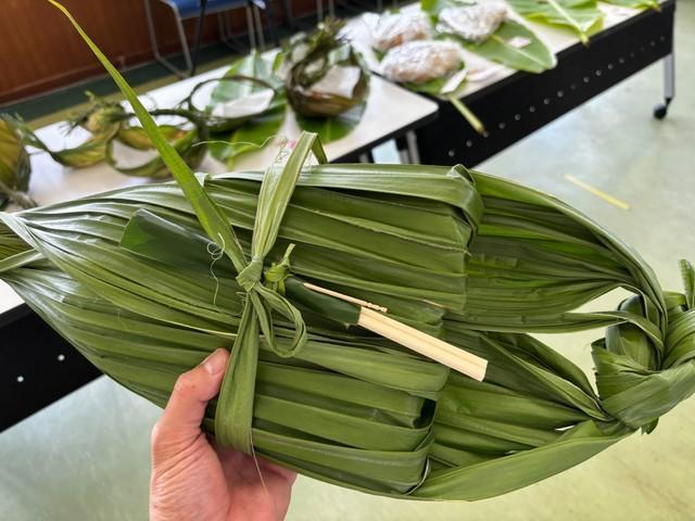 大きなヤシ科の葉で包まれたこの弁当は一体？（北野伸雄さん提供）