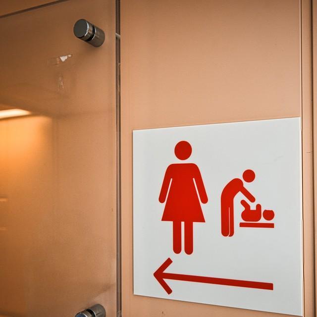 公共の場でのオムツ替えって犯罪？　※画像はイメージです（megustaelbosque2020/stock.adobe.com）