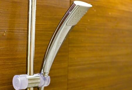 ホテル浴室の“シャワーヘッド”、なぜ壁向き? 「へぇ~知らなかった」意外な理由とは…